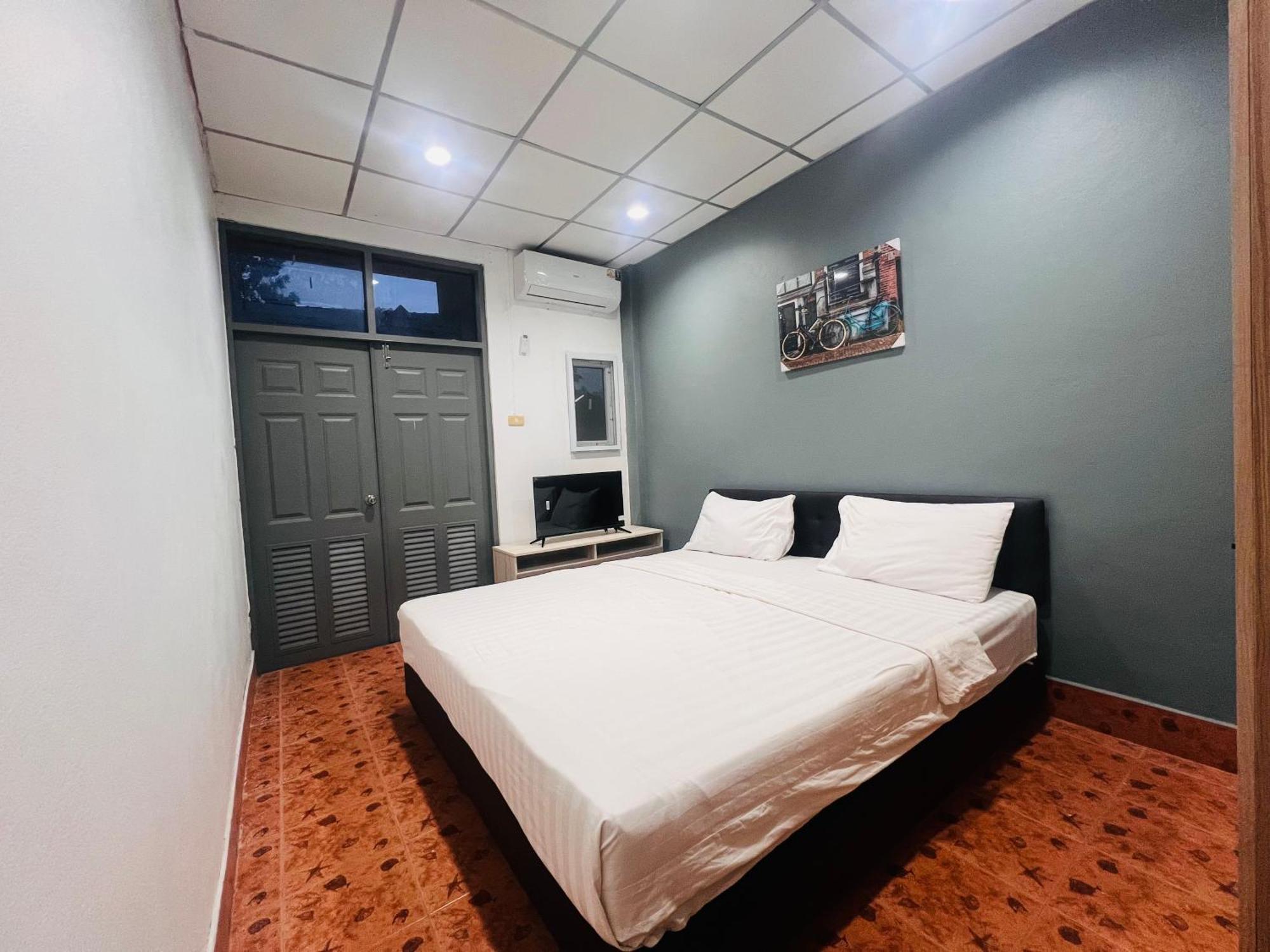 Patong Adventure Hostel Exterior photo