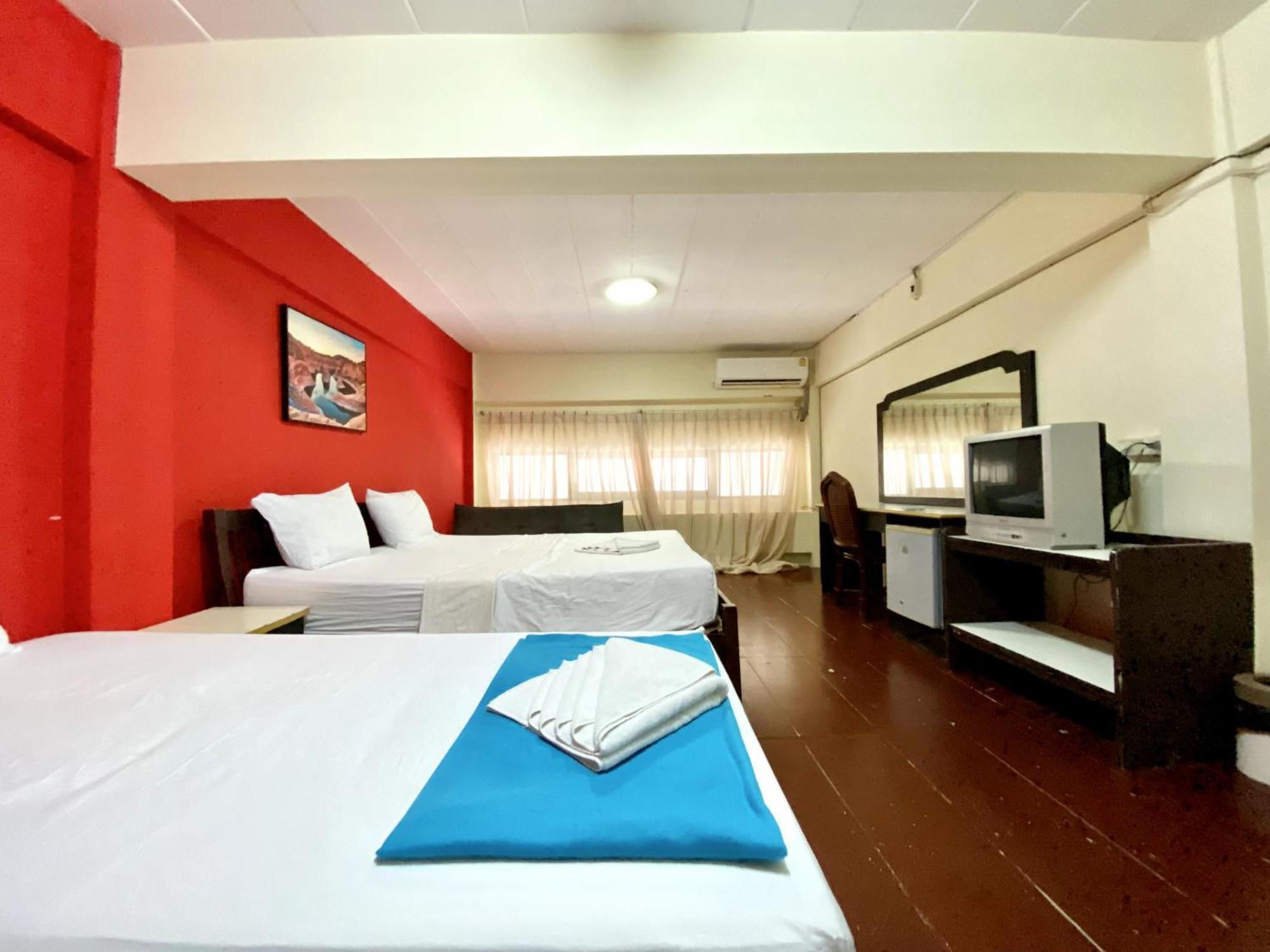 Patong Adventure Hostel Exterior photo