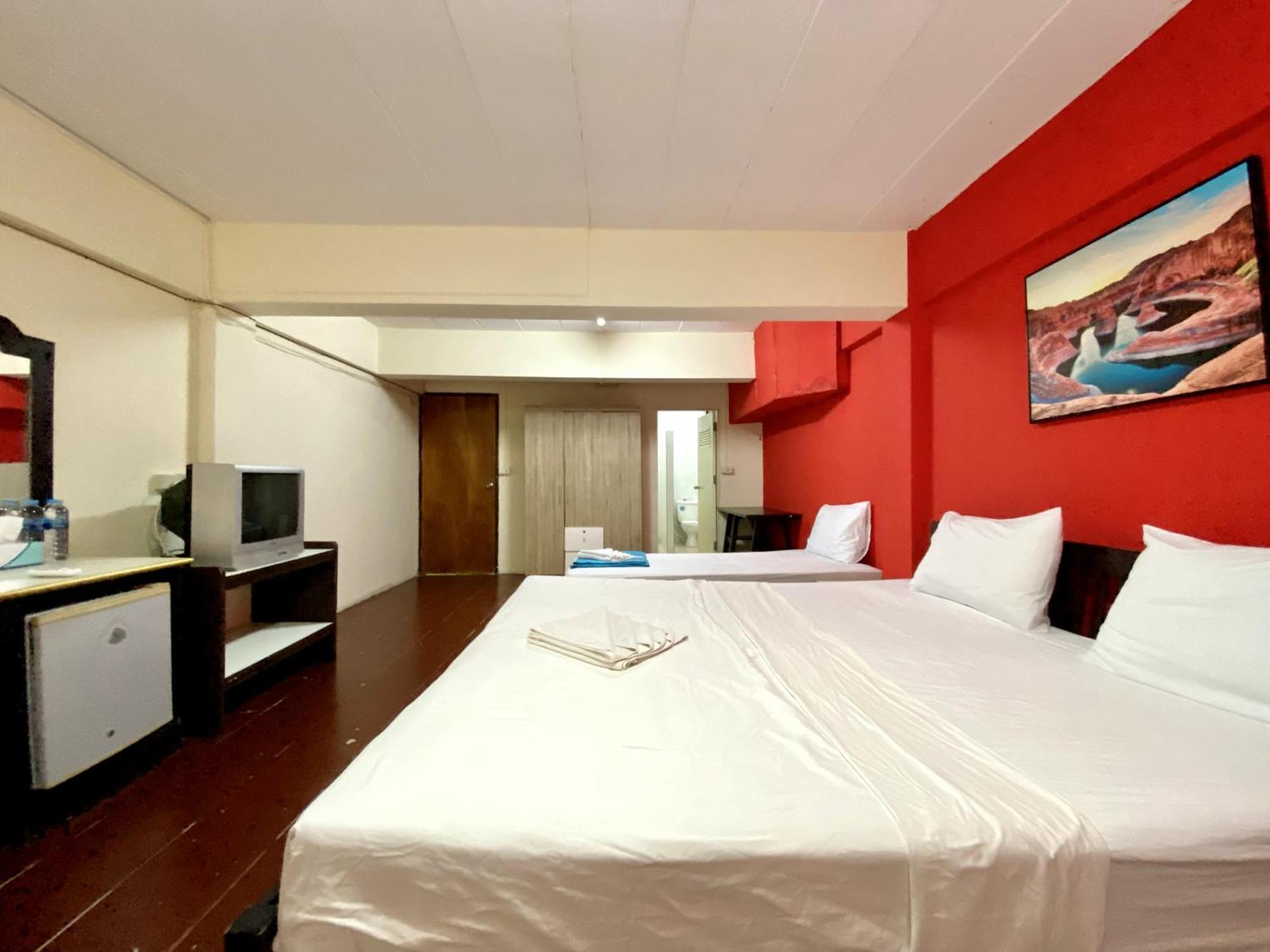 Patong Adventure Hostel Exterior photo
